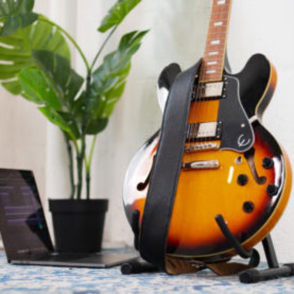 LEVY’S M26GF BLK ギターストラップ レヴィース ギター着用した画像