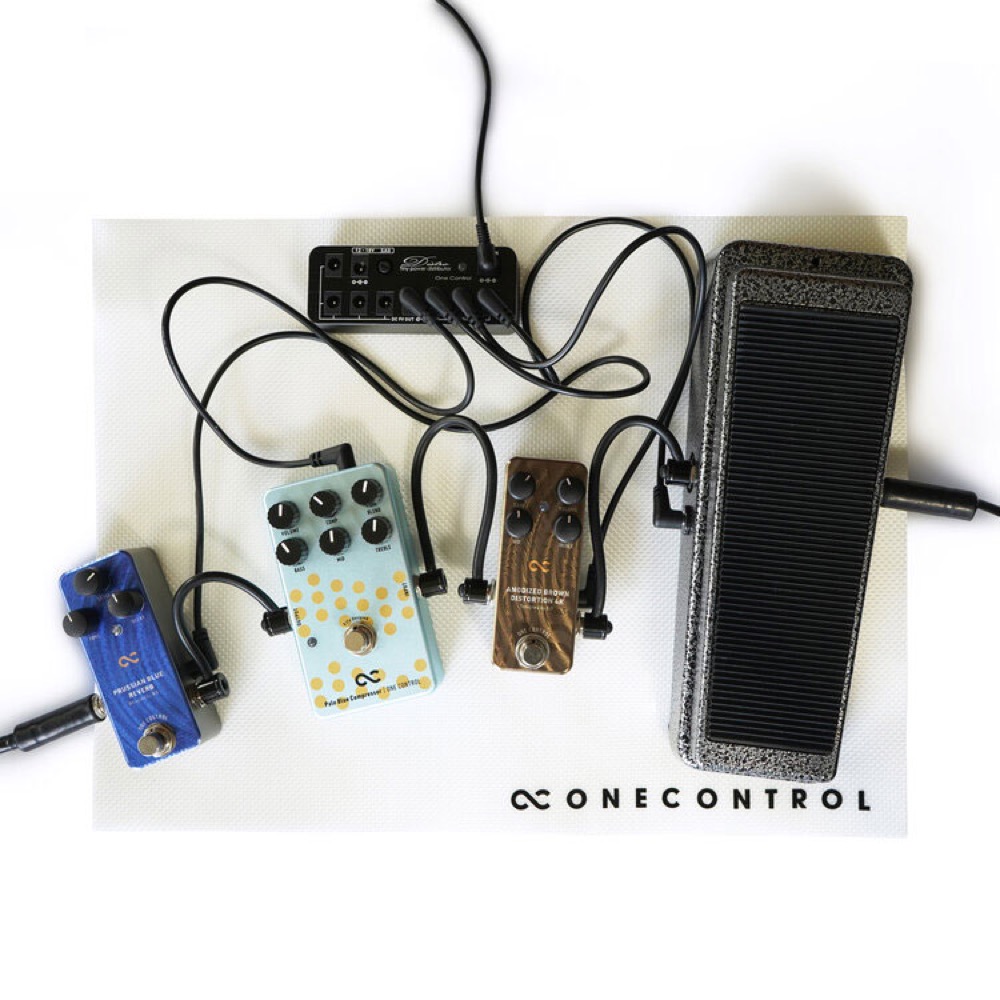 One Control Non-Slip Silicone Effector Mat シリコンエフェクターマット 使用例 エフェクターをマットに置いた画像