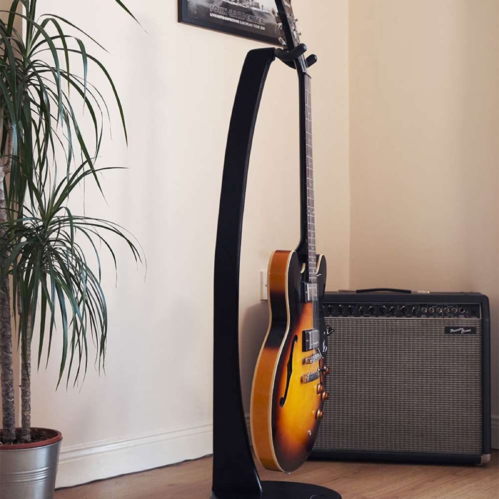 Ruach Music RM-GS1-BK Wooden Acoustic/Electric Guitar Stand Black ギタースタンド 使用例