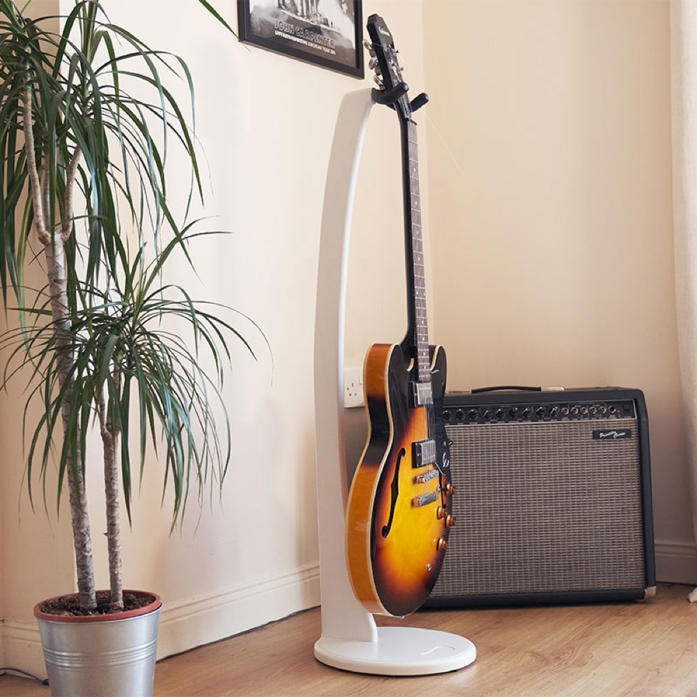 Ruach Music RM-GS1-WH Wooden Acoustic/Electric Guitar Stand White ギタースタンド 使用例