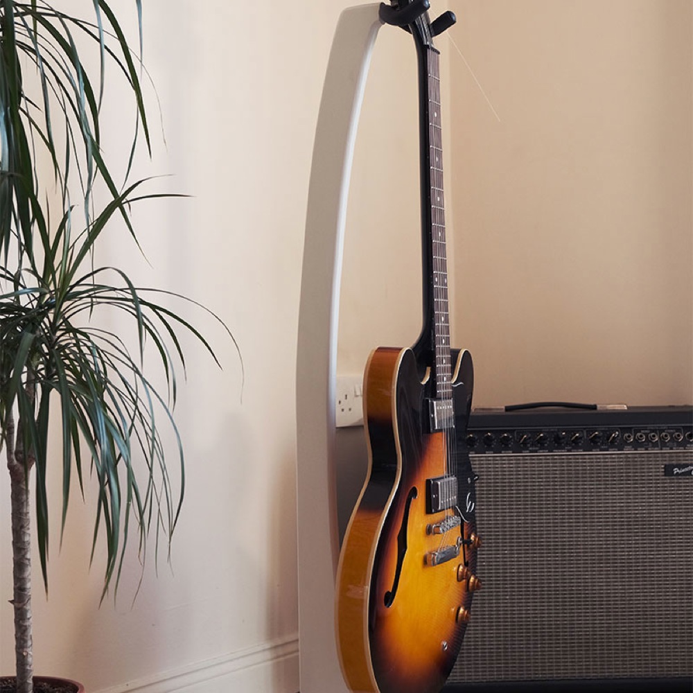 Ruach Music RM-GS1-WH Wooden Acoustic/Electric Guitar Stand White ギタースタンド 使用例