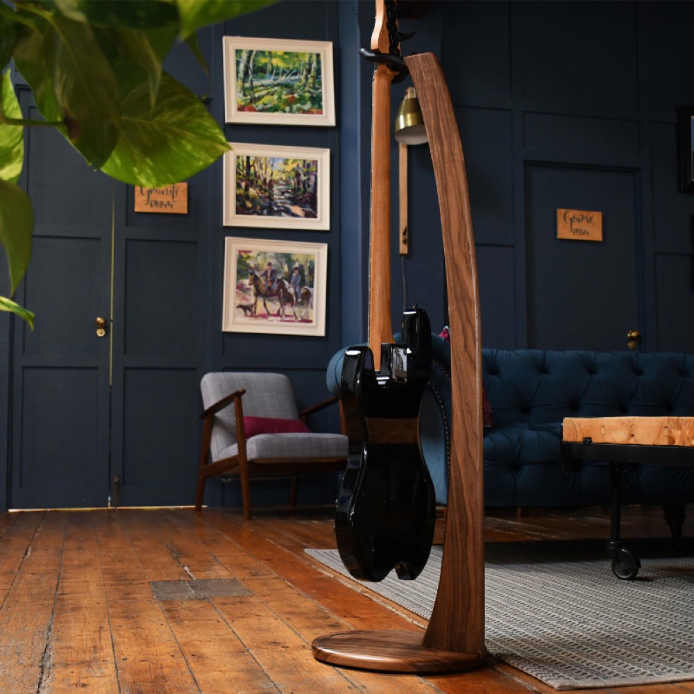 Ruach Music RM-GS2-W Wooden Bass Guitar Stand Walnut ベーススタンド 使用例
