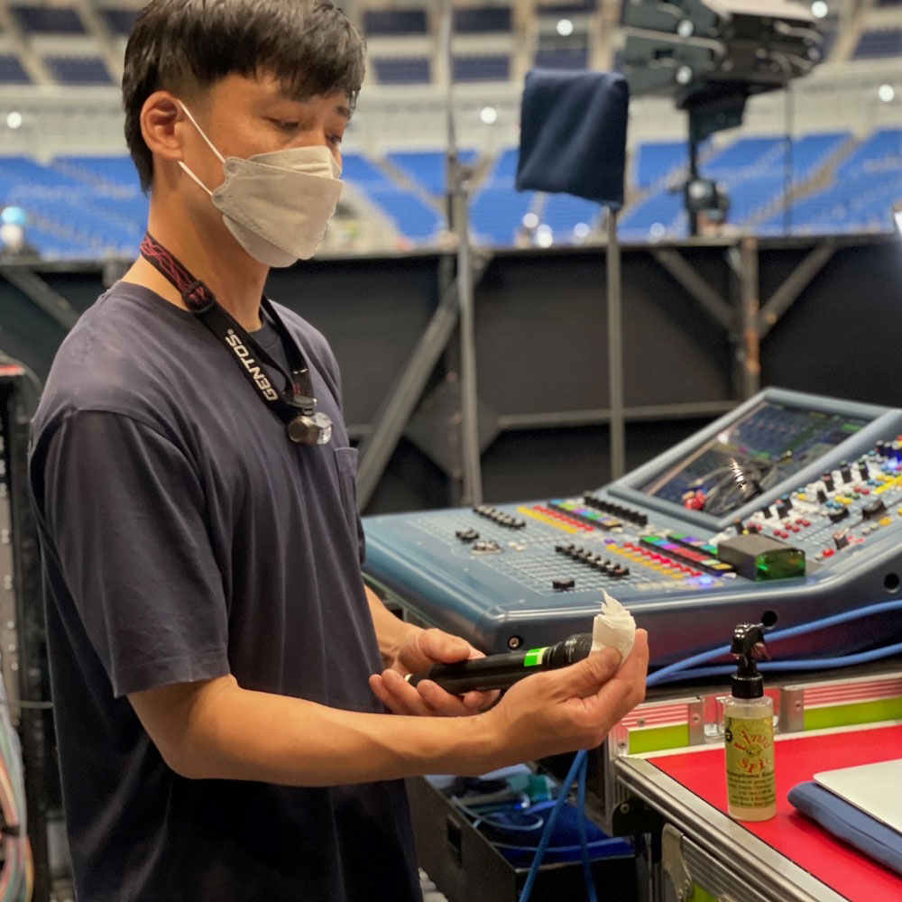 Lizard Spit MP09 Microphone Sanitizer マイク用除菌消臭スプレー 使用画像 マイクを除菌している画像