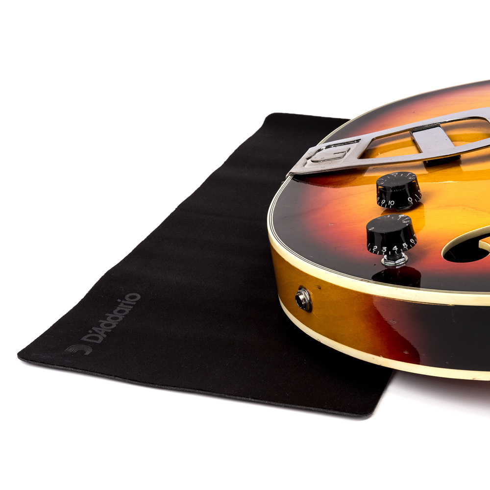 Planet Waves by D’Addario PW-EGMK-01 Guitar Maintenance Kit ギターメンテナンスキット 専用マット使用例画像
