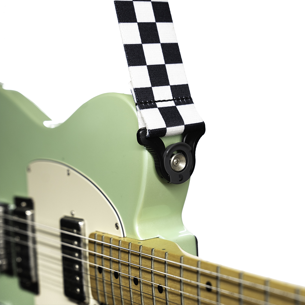 Planet Waves by D’Addario 50BAL13 AutoLK SK CHKRBD BK/WH ギターストラップ 使用例画像