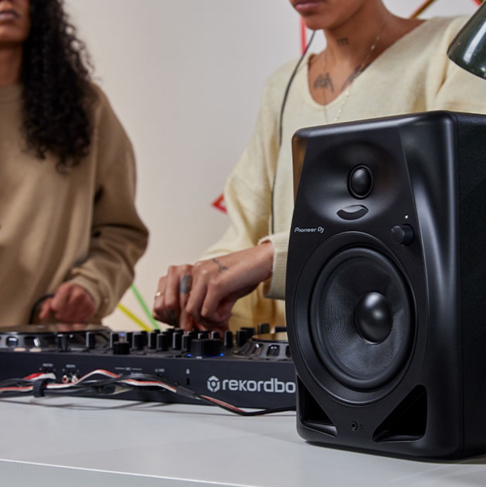 Pioneer DJ DM-50D Black パワードモニタースピーカー 1ペア（2台） 使用イメージ画像