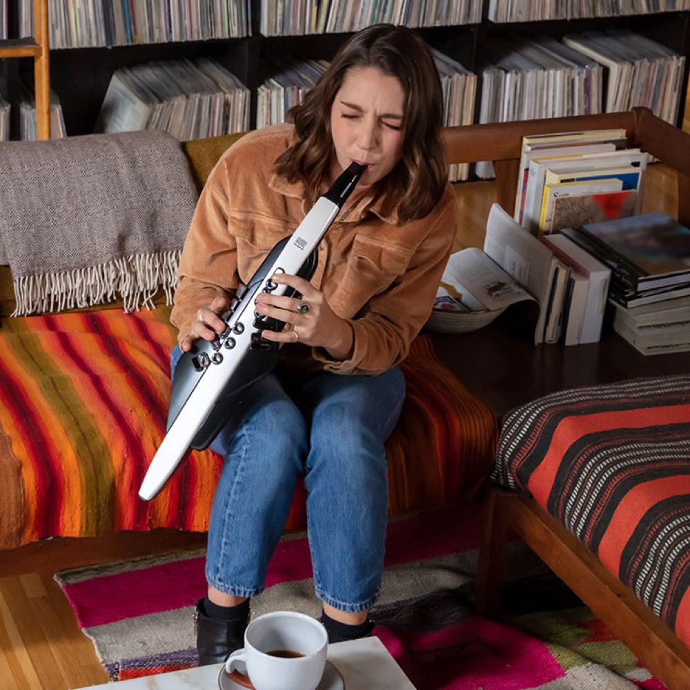 Roland AE-20 Aerophone ウィンドシンセサイザー 使用画像 エアロフォンを演奏している画像