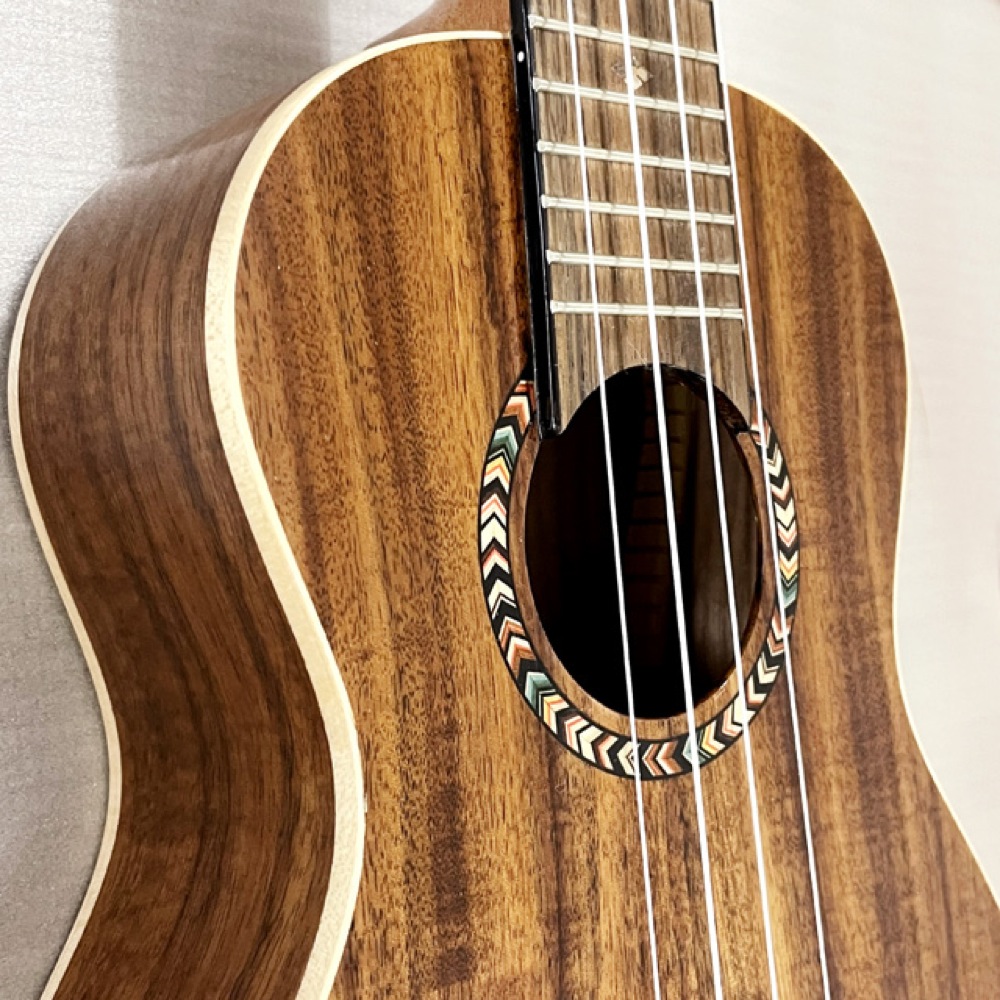 DCT DUC-720K コンサートウクレレ ボディアップ斜めアングル画像