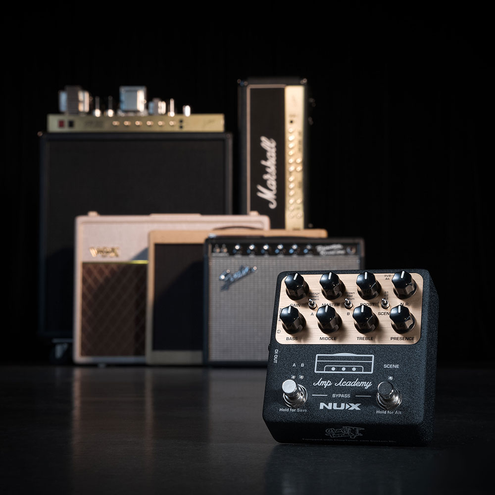 NUX Amp Academy アンプモデラー ギターエフェクター アンプと並べた画像