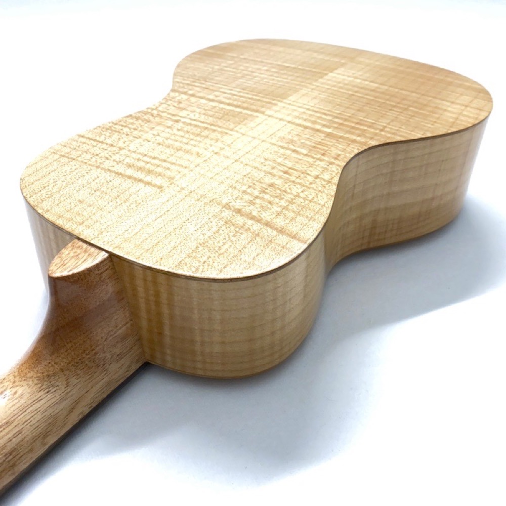 Kai Ukulele KCI-90 コンサートウクレレ ソフトケース付き ボディバックアングル画像