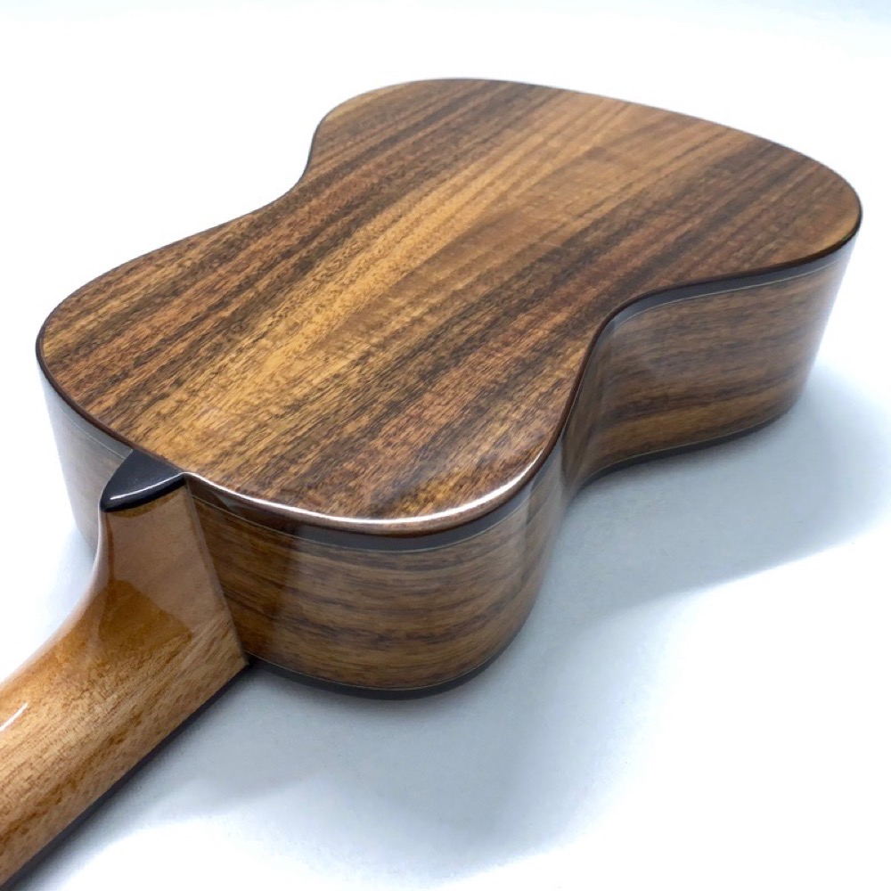Kai Ukulele KC-5000R コンサートウクレレ ソフトケース付き ボディバック画像
