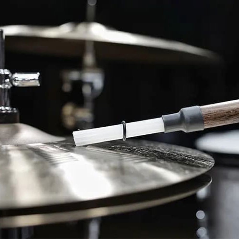 VIC FIRTH VIC-RXP Rute-X Poly Synthetic ドラムロッズ ドラムスティック シンバルを叩いている画像