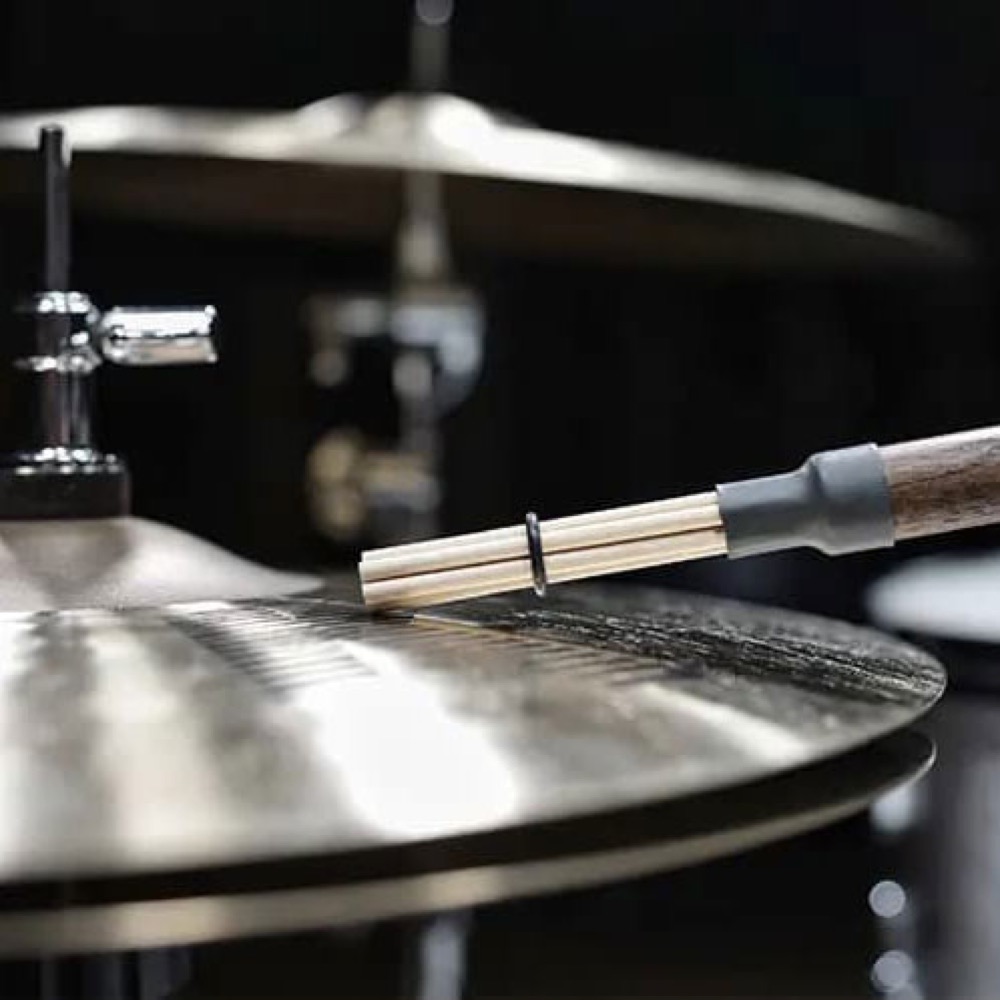 VIC FIRTH VIC-RXH Rute-X Heavy Gauge Birch ドラムロッズ ドラムスティック シンバルを叩いている画像