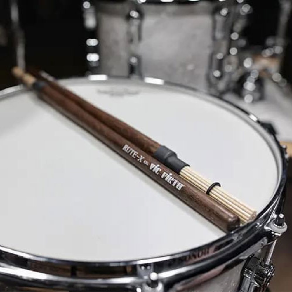 VIC FIRTH VIC-RXL Rute-X Light Gauge Birch ドラムロッズ ドラムスティック スネアの上に置いた画像
