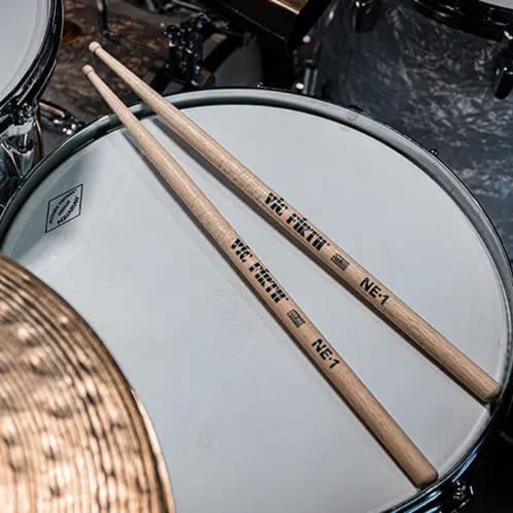 VIC FIRTH VIC-NE1 MIKE JOHNSTON コラボレーションモデル ドラムスティック スネアの上に置いた画像
