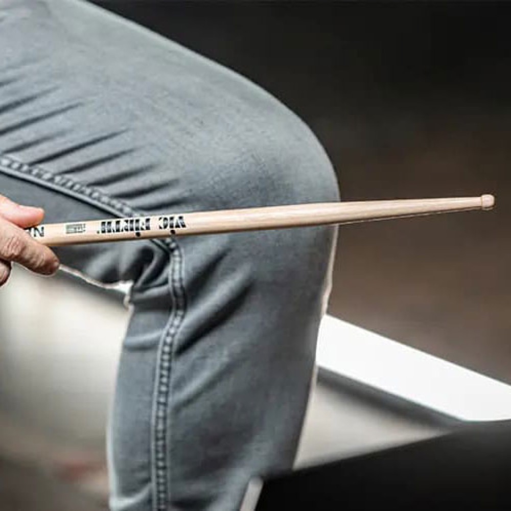 VIC FIRTH VIC-NE1 MIKE JOHNSTON コラボレーションモデル ドラムスティック 手に持った画像