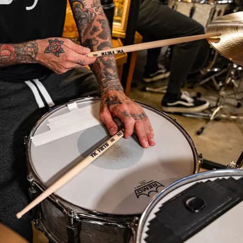 VIC FIRTH VIC-NE1 MIKE JOHNSTON コラボレーションモデル ドラムスティック ハイハットを叩いている画像 リムショット画像