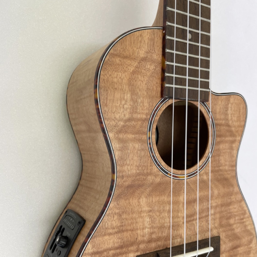 DCT UKC-2152CE エレクトリックコンサートウクレレ ボディ斜めアングル画像