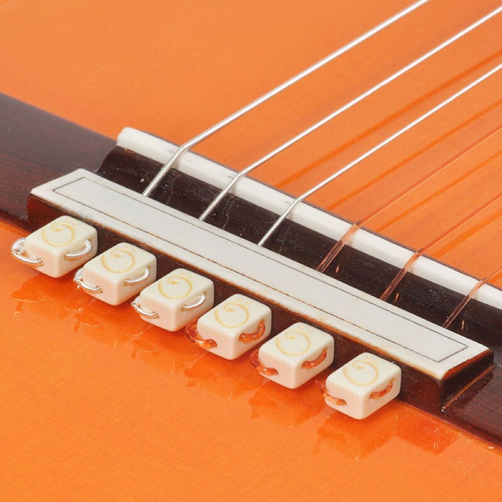 TENOR TST-G WH クラシックギター用ストリングタイ 6個セット 取り付けイメージ