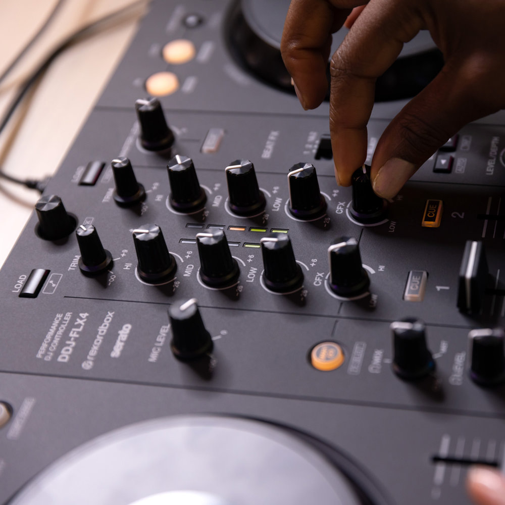 Pioneer DJ DDJ-FLX4 DJコントローラー rekordbox / Serato DJ Lite対応 PC / スマホ両対応を実現したコントローラー【DDJ-400 後継機種】 ノブ操作画像