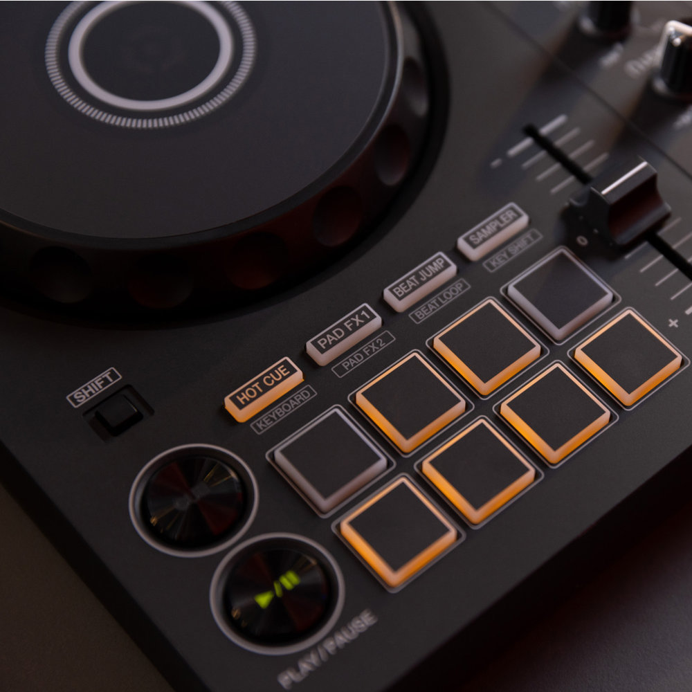 Pioneer DJ DDJ-FLX4 DJコントローラー rekordbox / Serato DJ Lite対応 PC / スマホ両対応を実現したコントローラー【DDJ-400 後継機種】 パッド部画像