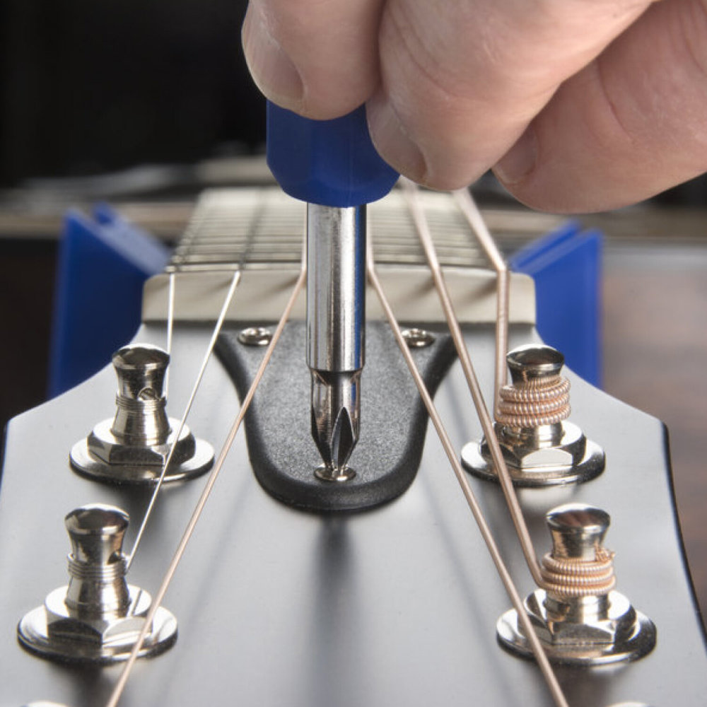 MUSIC NOMAD MN610 Truss Rod Neck Relief Measure & Adjust Kit for Taylor Guitars ネック調整ツールセット ドライバー使用例画像