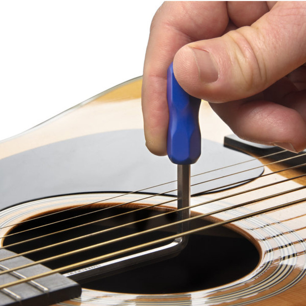 MUSIC NOMAD MN612 Truss Rod Neck Relief Measure and Adjust Kit for MARTIN Guitars ネック調整ツールセット レンチ使用例画像