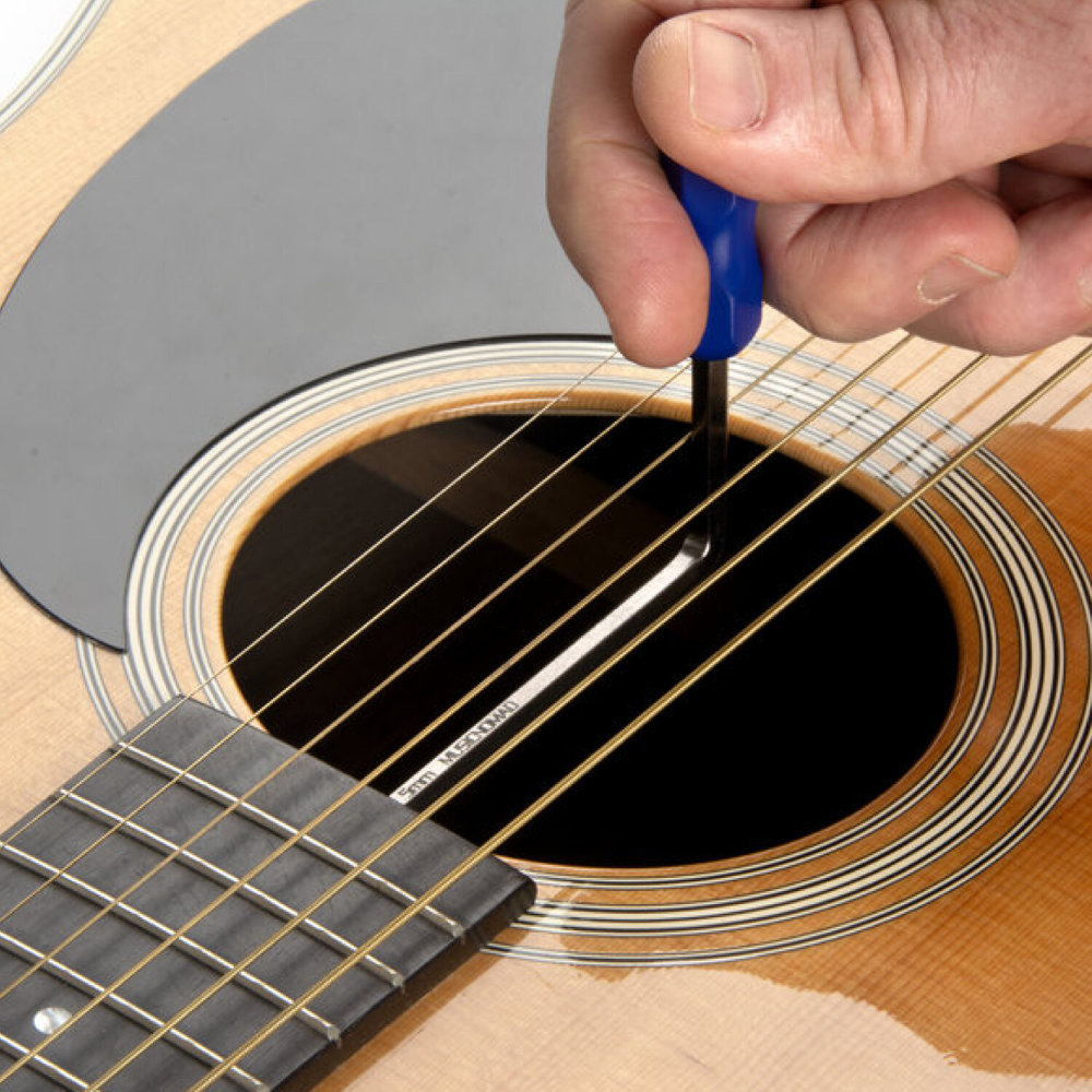 MUSIC NOMAD MN612 Truss Rod Neck Relief Measure and Adjust Kit for MARTIN Guitars ネック調整ツールセット レンチ使用例別画像