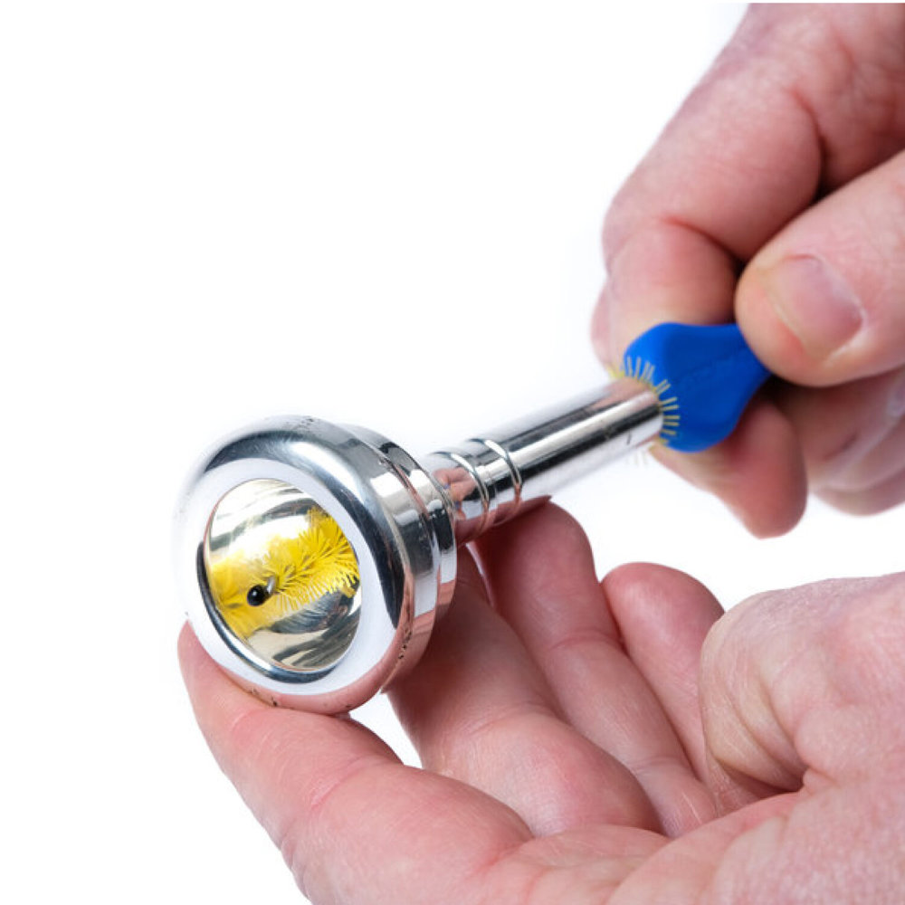 MUSIC NOMAD MN706 Premium Premium 2 ’n 1 Brass Mouthpiece Brush 金管用マウスピースブラシ 使用イメージ画像