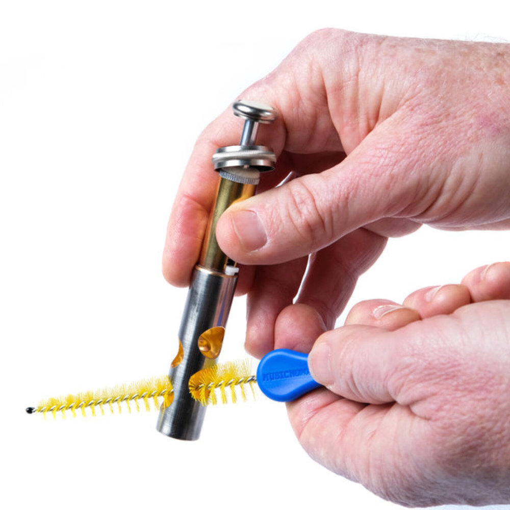 MUSIC NOMAD MN706 Premium Premium 2 ’n 1 Brass Mouthpiece Brush 金管用マウスピースブラシ 使用イメージ画像