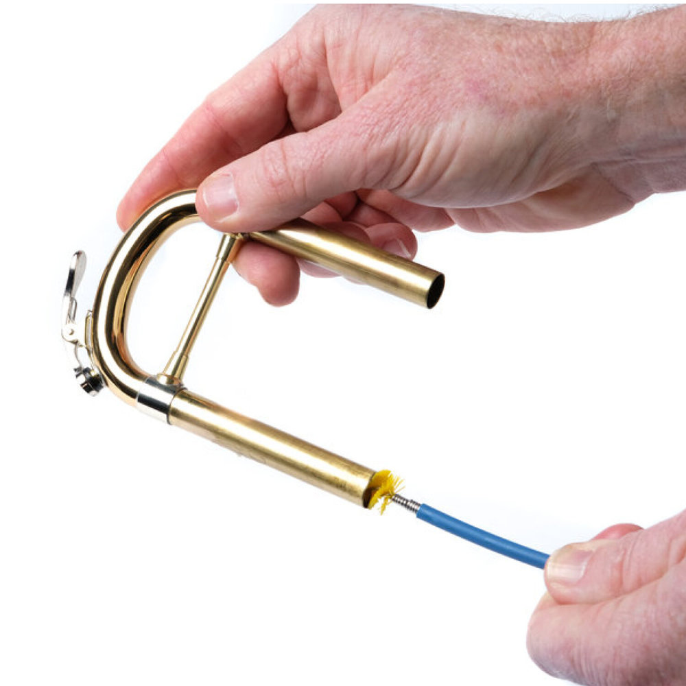 MUSIC NOMAD MN762 Premium Trombone Snake Brush， Vinyl Free トロンボーン管内洗浄用ブラシ 使用イメージ図