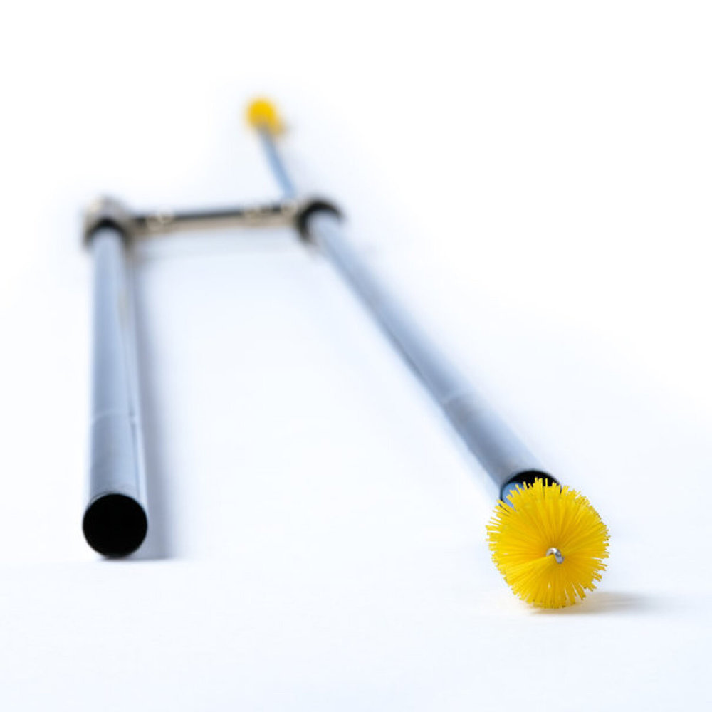 MUSIC NOMAD MN762 Premium Trombone Snake Brush， Vinyl Free トロンボーン管内洗浄用ブラシ 使用イメージ図