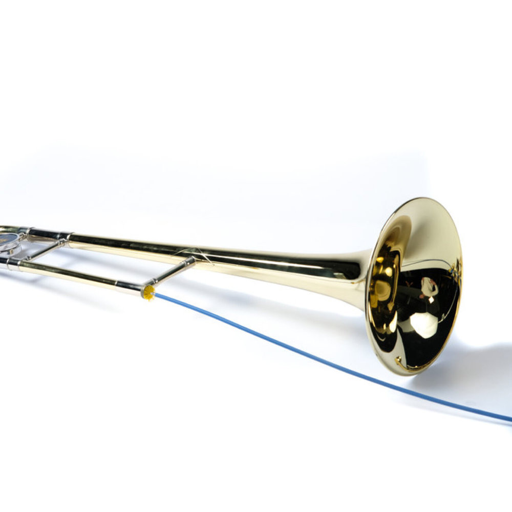 MUSIC NOMAD MN762 Premium Trombone Snake Brush， Vinyl Free トロンボーン管内洗浄用ブラシ 使用イメージ図