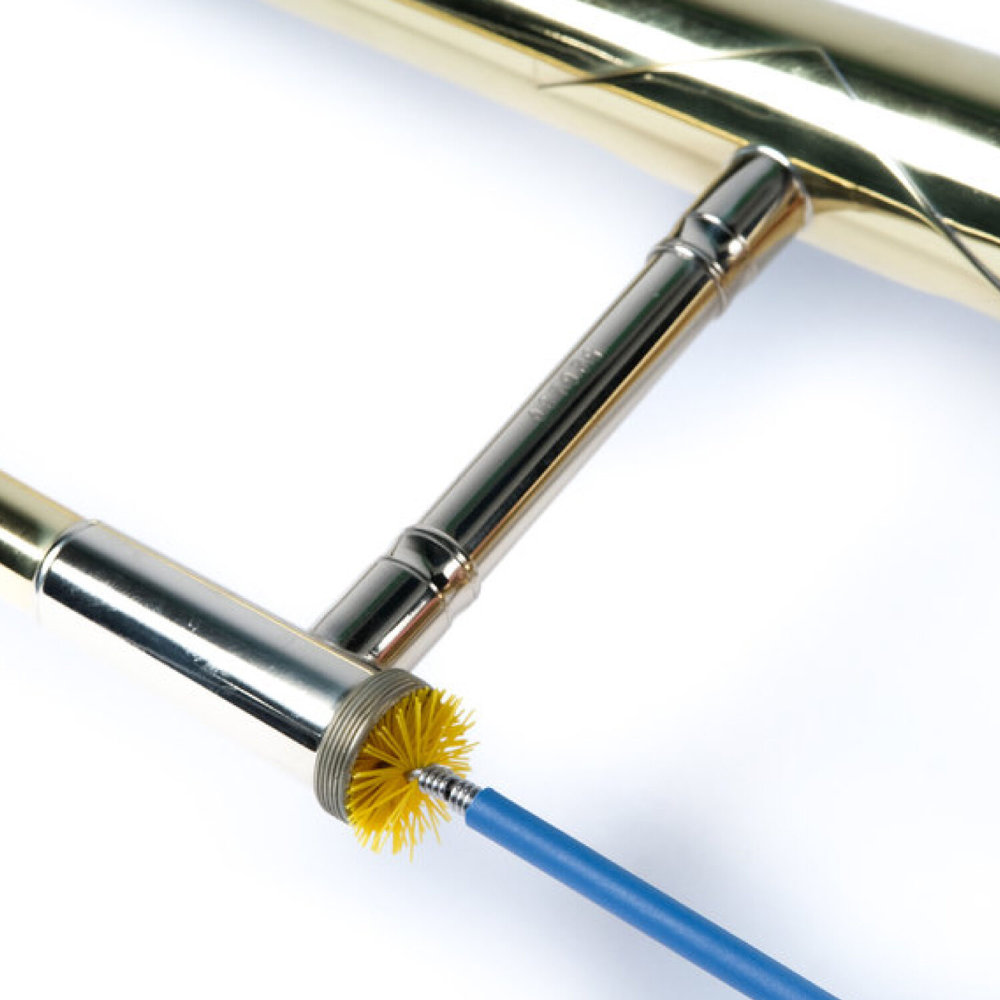MUSIC NOMAD MN762 Premium Trombone Snake Brush， Vinyl Free トロンボーン管内洗浄用ブラシ 使用イメージ図