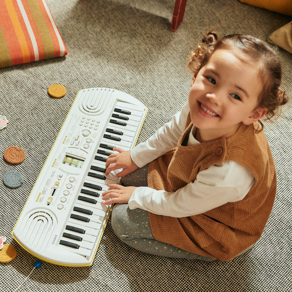 CASIO SA-80 44ミニ鍵盤 電子ミニキーボード 子供が演奏している画像
