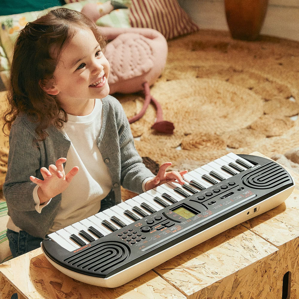 CASIO SA-81 44ミニ鍵盤 電子ミニキーボード 子供が演奏している画像