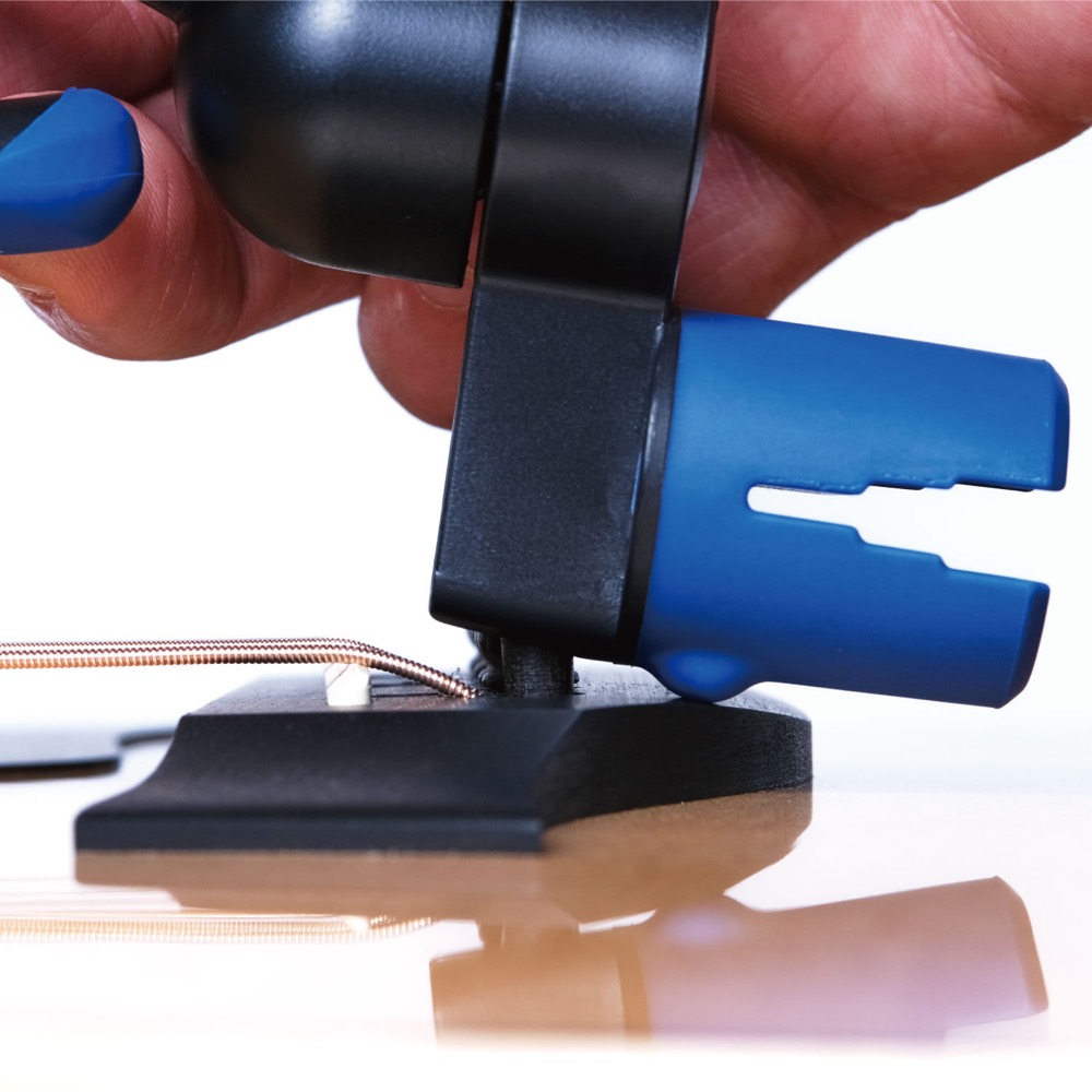 MUSIC NOMAD ミュージックノマド MN223 -GRIP ONE-All in ONE String Winder,Cutter,Puller- メンテナンスツール ピン抜き使用イメージ