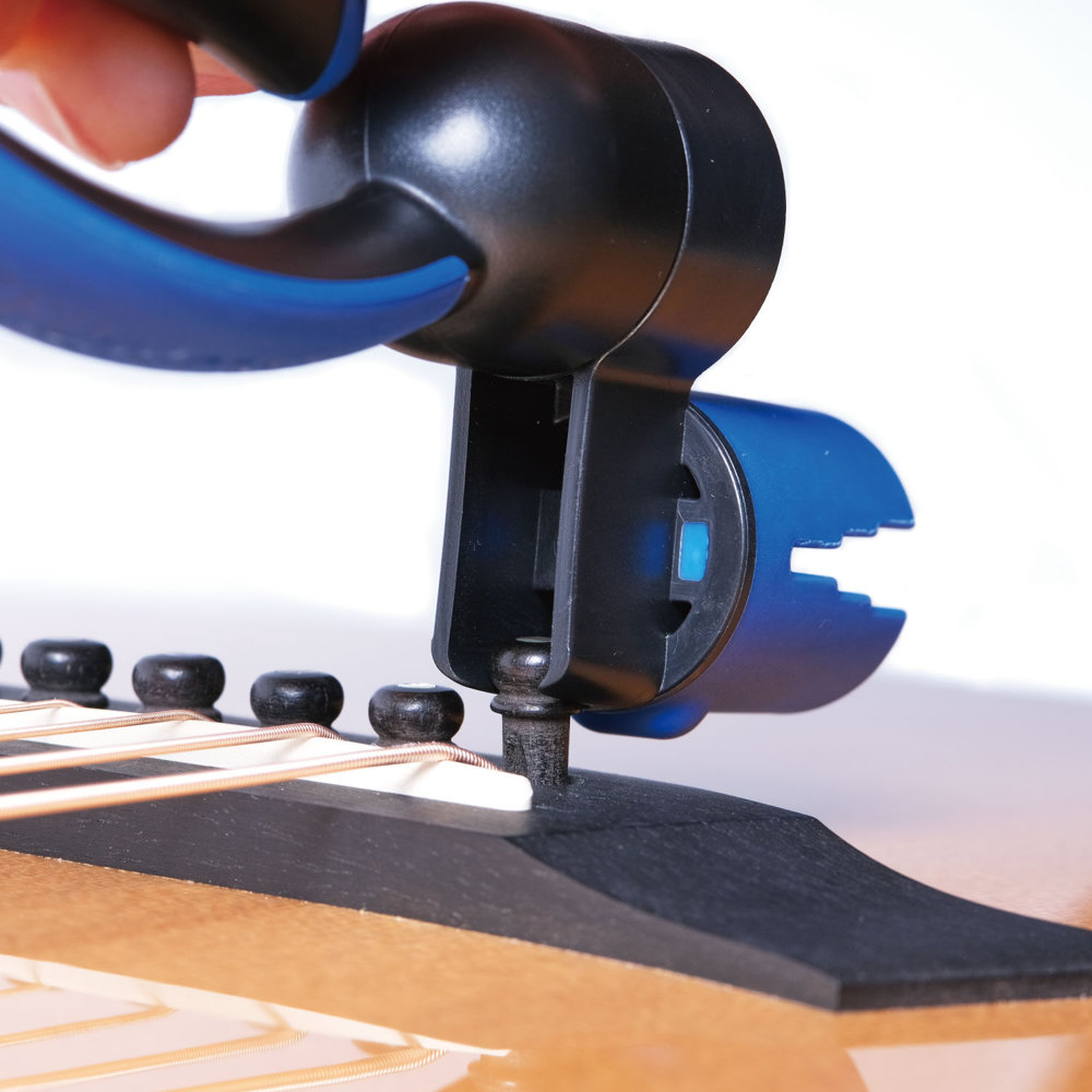 MUSIC NOMAD ミュージックノマド MN223 -GRIP ONE-All in ONE String Winder,Cutter,Puller- メンテナンスツール ピン抜き使用イメージ