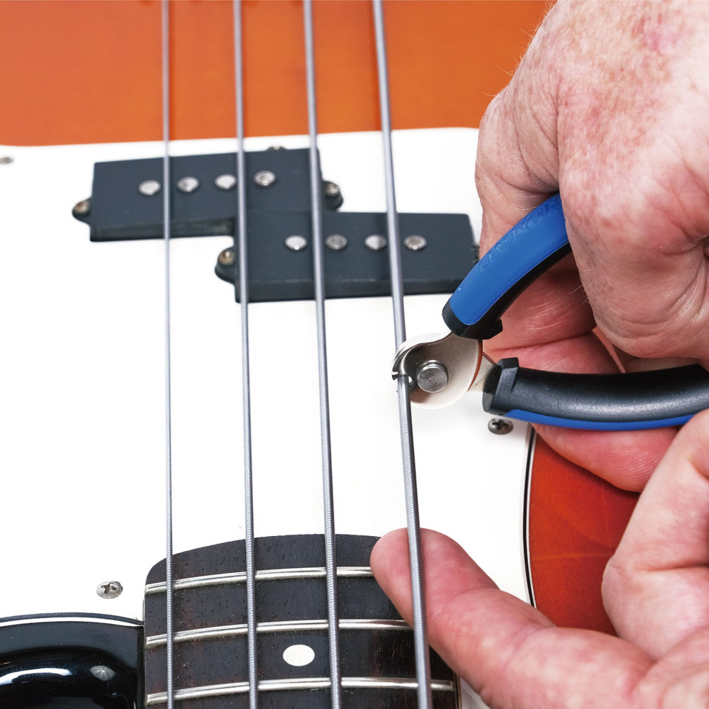 MUSIC NOMAD ミュージックノマド MN223 -GRIP ONE-All in ONE String Winder,Cutter,Puller- メンテナンスツール カッター使用イメージ