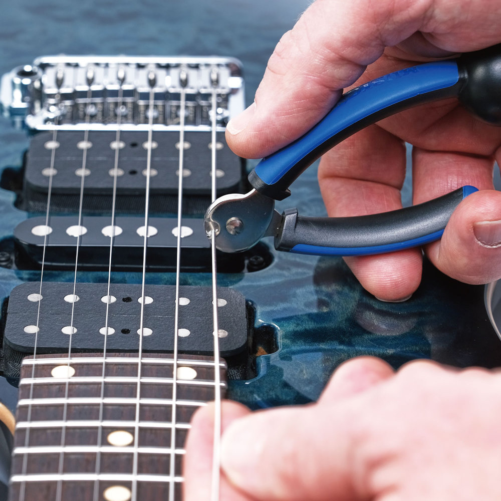 MUSIC NOMAD ミュージックノマド MN223 -GRIP ONE-All in ONE String Winder,Cutter,Puller- メンテナンスツール カッター使用イメージ