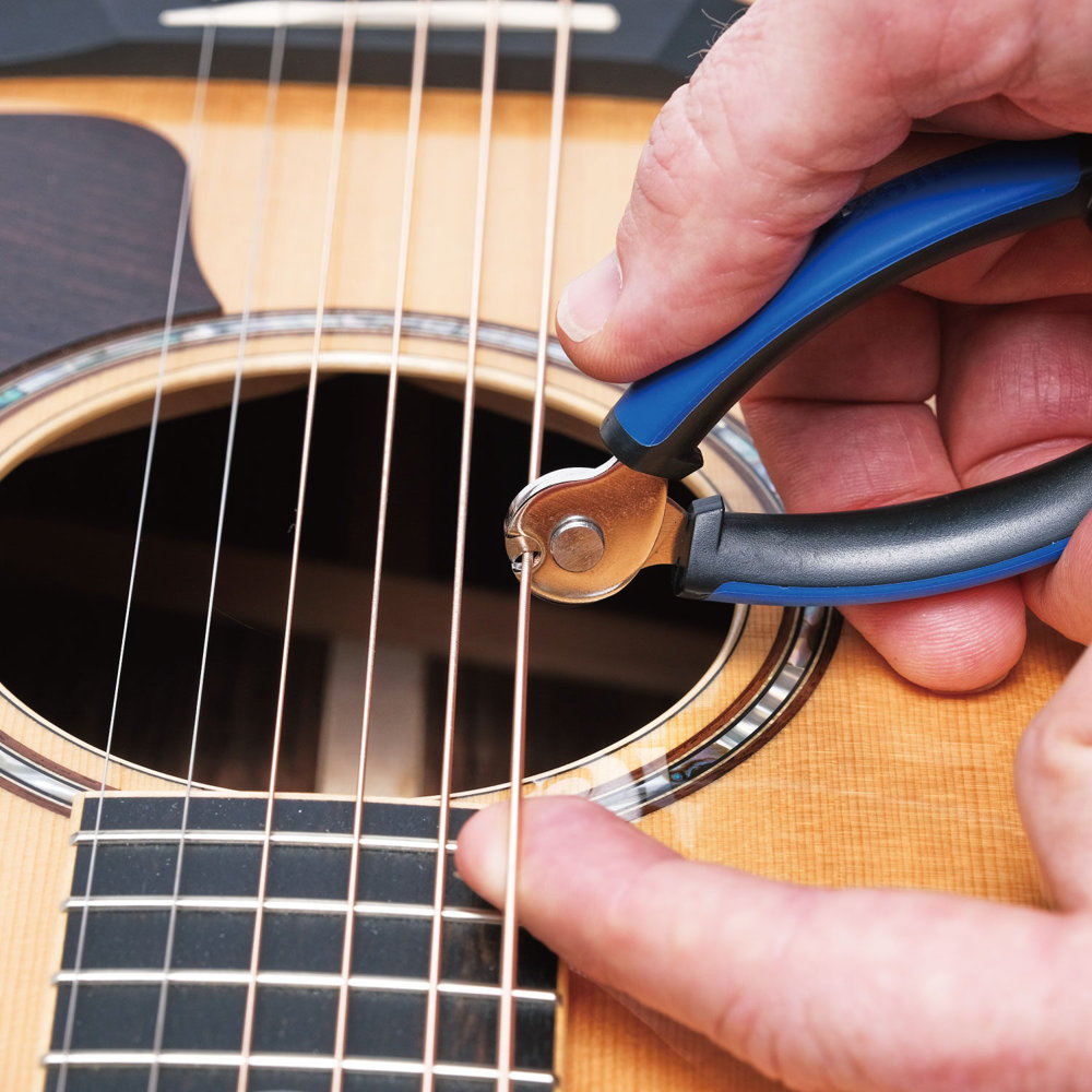 MUSIC NOMAD ミュージックノマド MN223 -GRIP ONE-All in ONE String Winder,Cutter,Puller- メンテナンスツール カッター使用イメージ