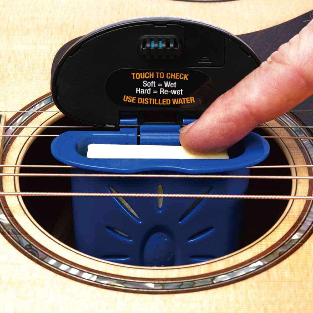 MUSIC NOMAD ミュージックノマド MN311-The Humitar ONE-Acoustic Guitar Humidifier & Hygrometer- 湿度管理ツール 取り付けイメージ画像