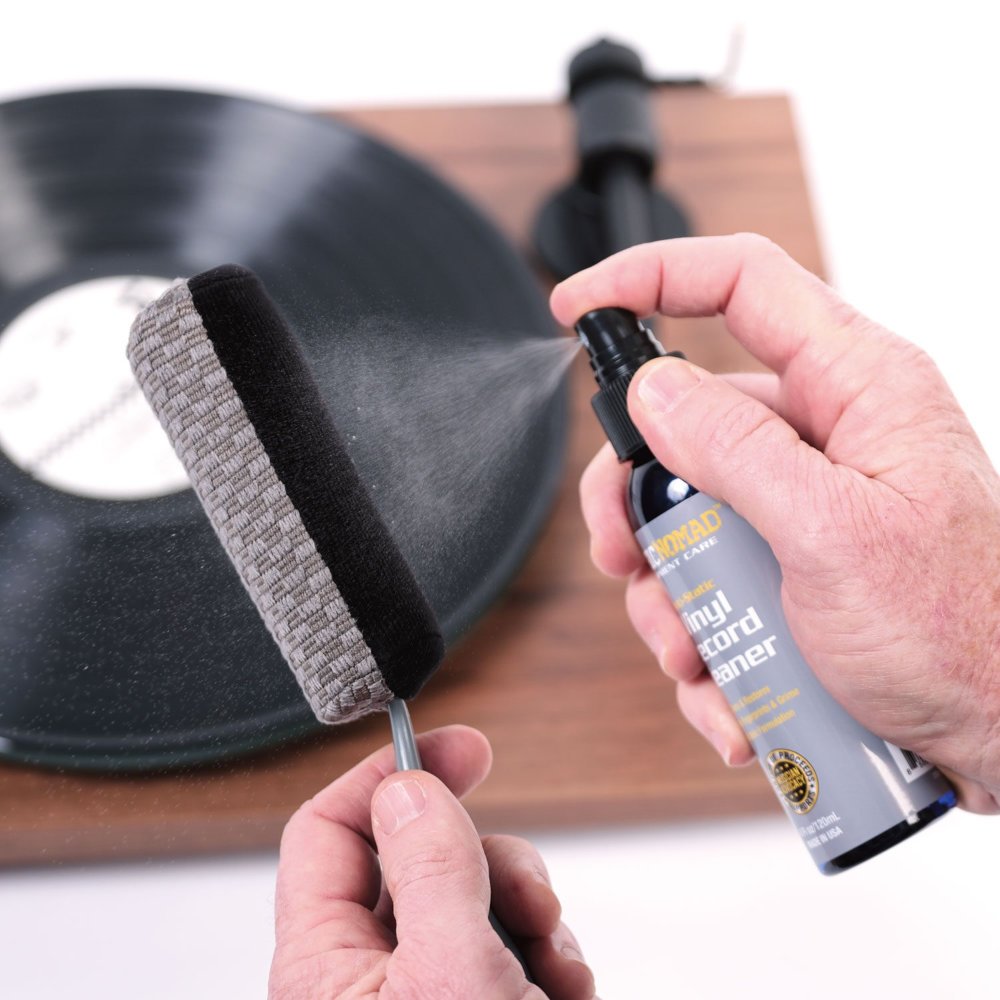 MUSIC NOMAD ミュージックノマド MN890 -6in1 Next Level Vinyl Record Cleaning & Care Kit- レコードクリーニングセット リキッド使用イメージ