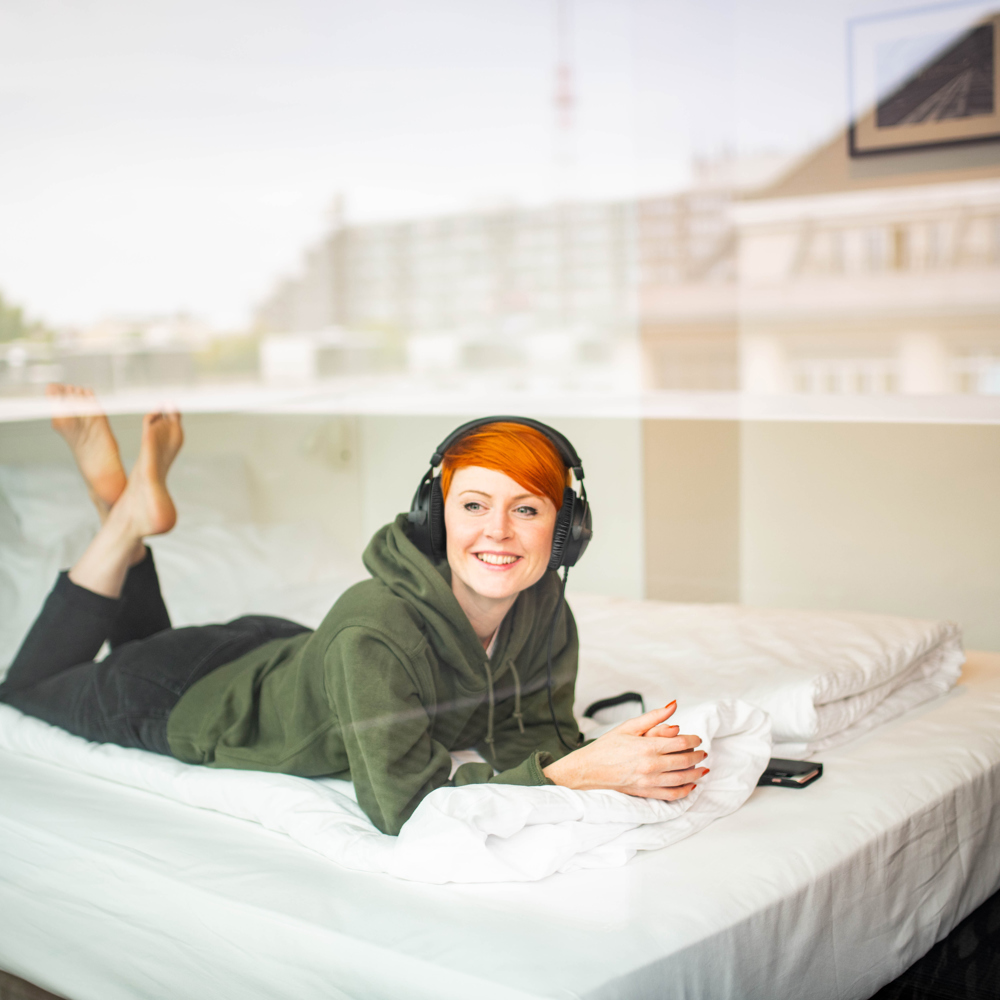 beyerdynamic ベイヤーダイナミック DT 770 PRO 32Ω 密閉型スタジオヘッドホン 着用時イメージ画像2