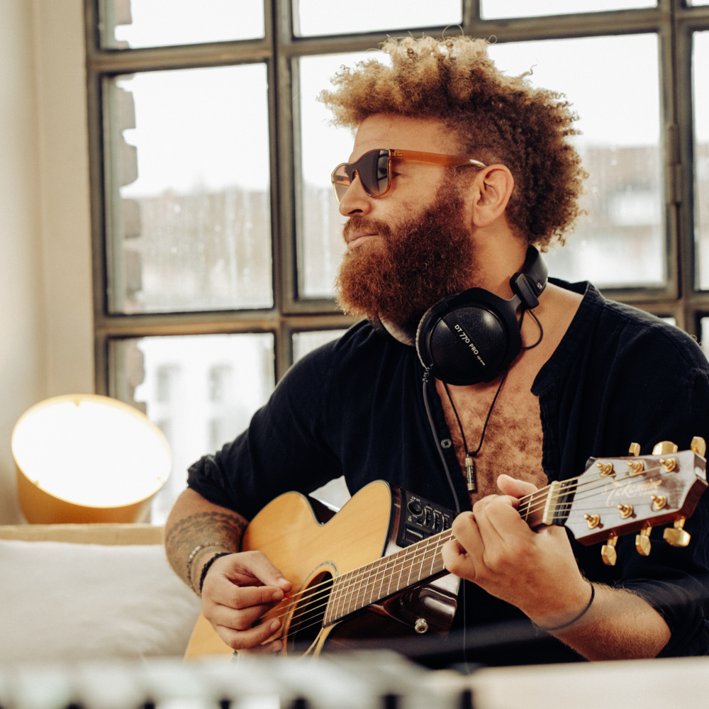 beyerdynamic ベイヤーダイナミック DT 770 PRO 250Ω 密閉型スタジオヘッドホン 着用イメージ画像4