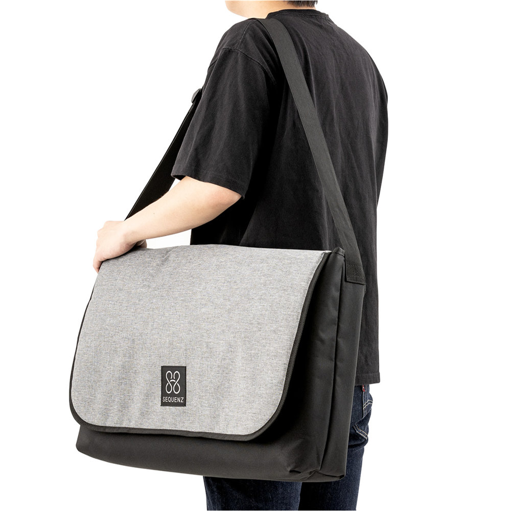SEQUENZ MP-LARGE-MSG 小型シンセサイザーに対応する大振りなショルダーバック ショルダーにかけた状態