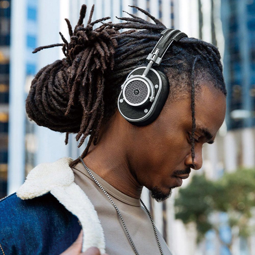 Master & Dynamic MH40 Wireless Gen 2 Over-Ear Headphones Gunmetal ワイヤレスヘッドフォン ガンメタル 装着イメージ