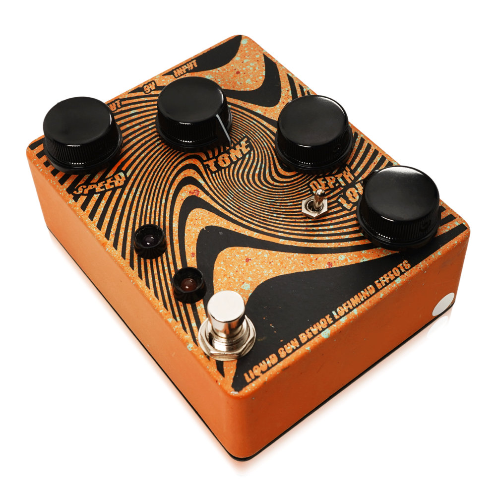 Lofi Mind Effects LIQUID SUN DEVICE コーラス / ヴィブラート ギターエフェクター フットスイッチ側からのアングル