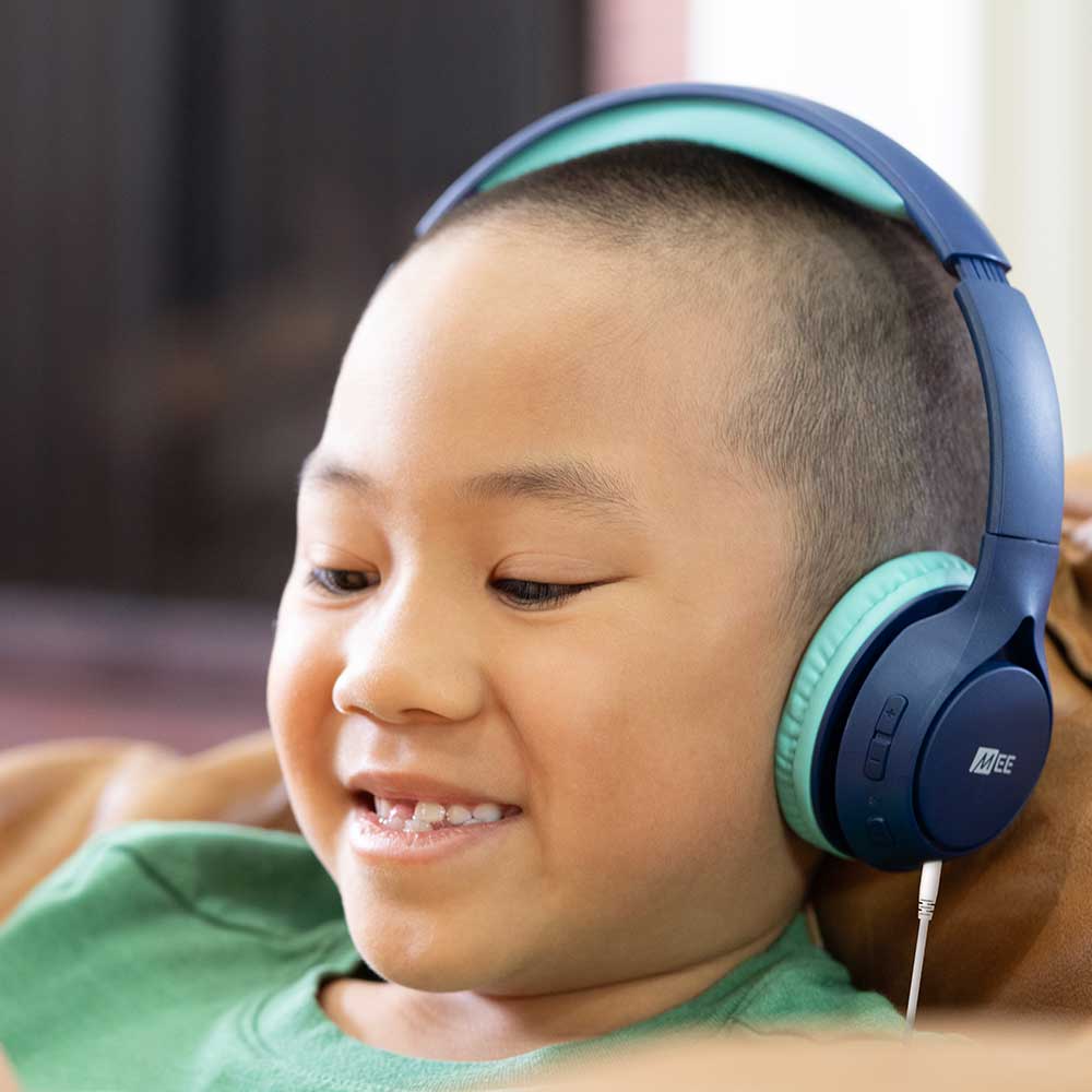 MEE audio ミーオーディオ HP-KJ45BT-BL KidJamz KJ45BT ブルー 子供用ワイヤレスヘッドホン キッズヘッドフォン 使用イメージ