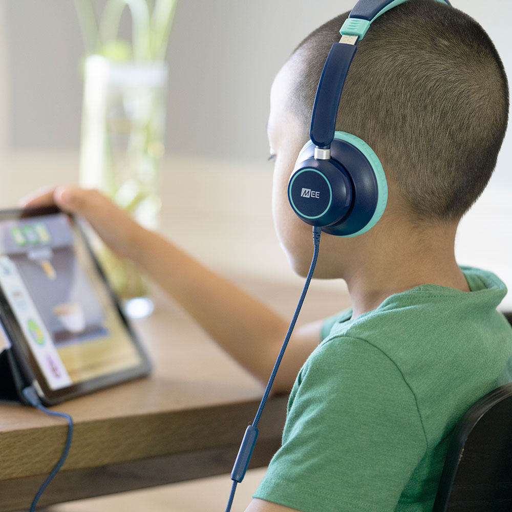 MEE audio ミーオーディオ HP-KJ45-BL KidJamz KJ45 ブルー 子供用 有線ヘッドホン キッズヘッドフォン 使用イメージ